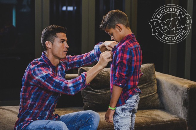 Con trai Ronaldo tạo dáng chuyên nghiệp trong lần đầu làm người mẫu - Ảnh 3.