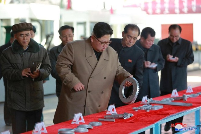 Ảnh độc: Ông Kim Jong-un tươi cười lái ngựa thép - Ảnh 3.