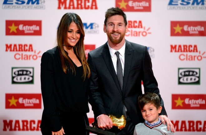 Con trai Messi phùng má siêu dễ thương, cùng cha nhận giải Chiếc giày vàng - Ảnh 3.
