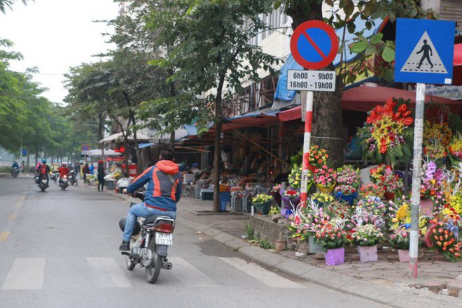 Vỉa hè Hà Nội: Sau 9 tháng ra quân đâu lại vào đấy - Ảnh 3.