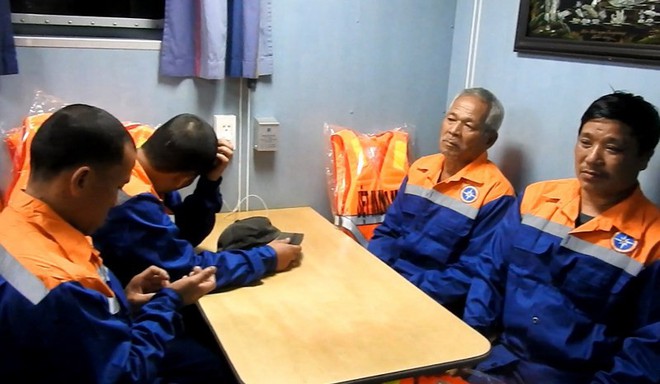 Tàu SAR 411 cứu 9 ngư dân gặp nạn trên biển ở Nghệ An - Ảnh 3.
