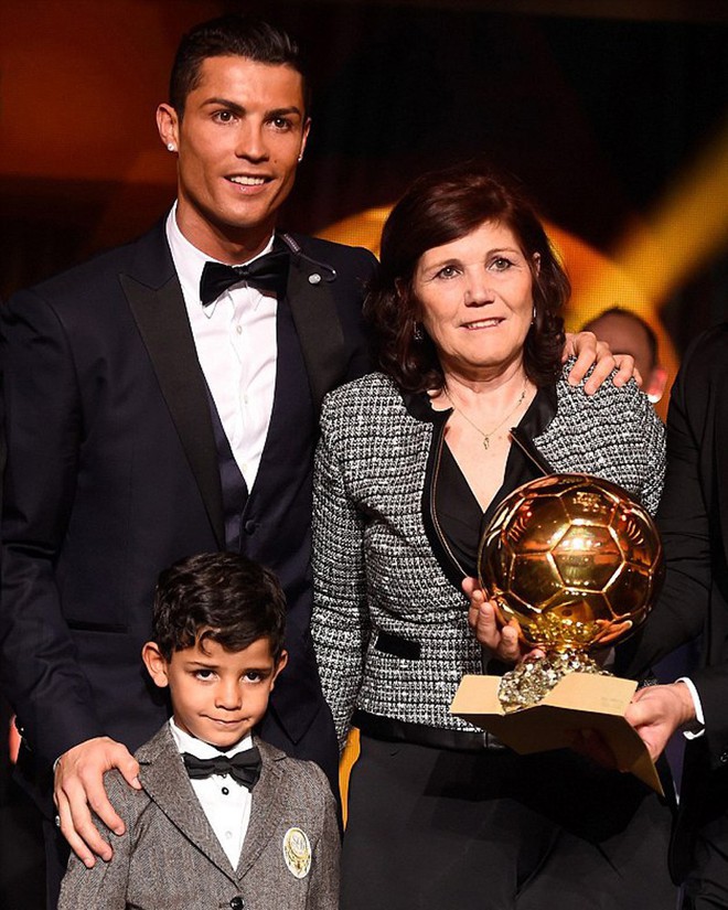 Chỉ Ronaldo mới mang mẹ đi nhận Quả bóng Vàng - Ảnh 2.