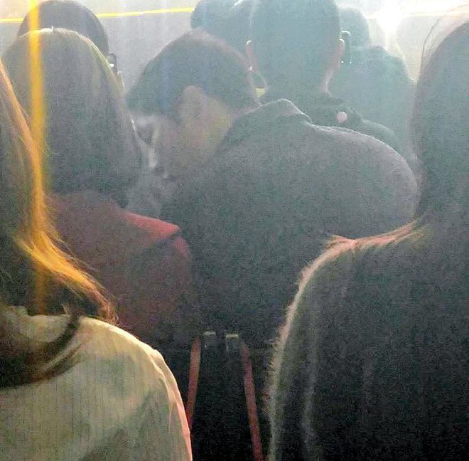 Vợ chồng Song Joong Ki và Song Hye Kyo cười tươi rói, mùi mẫn rủ nhau đến xem concert của IU - Ảnh 3.