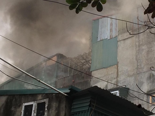 Hà Nội: Đang cháy lớn gần đường Trần Khát Chân, khói đen cuộn kín bầu trời - Ảnh 3.