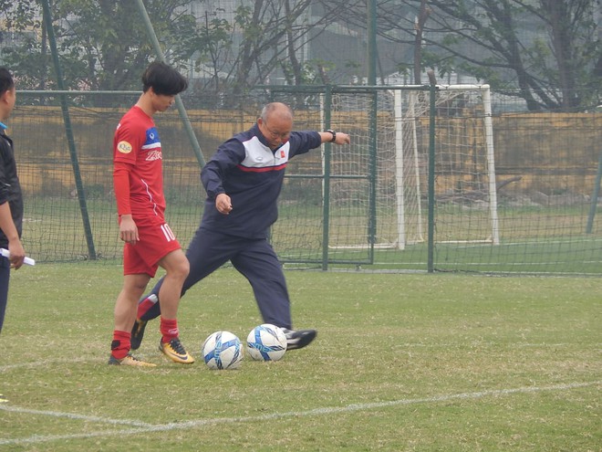 HLV Park Hang Seo thách đấu Công Phượng thi sút bóng trúng xà ngang - Ảnh 3.