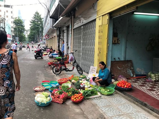 Dẹp chợ cóc lấn chiếm vỉa hè ở trung tâm quận 1 - Ảnh 3.