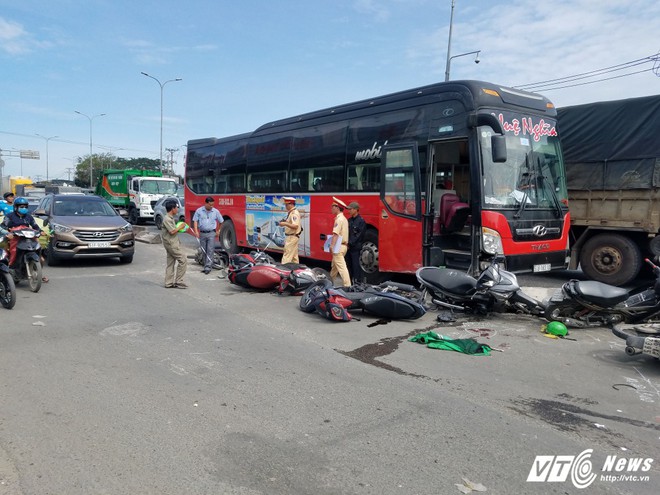 Xe khách lùa hàng loạt xe máy vào gầm, 3 người nguy kịch - Ảnh 2.