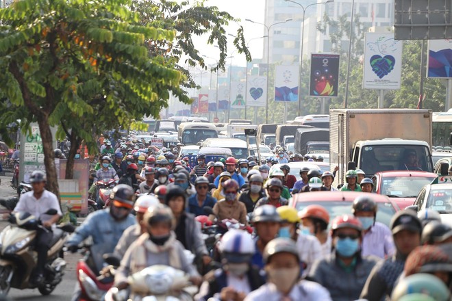 Ngày làm việc cuối cùng trước kỳ nghỉ Tết Dương lịch 2018: Đang ùn tắc kéo dài ở cửa ngõ sân bay Tân Sơn Nhất - Ảnh 3.