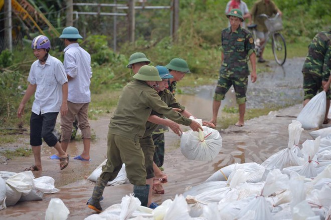 Chùm ảnh: Ninh Bình nhiều nơi nước ngập quá 2m, đường vào khu du lịch Bái Đính bị cô lập - Ảnh 23.