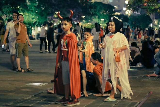 Đầu tư mùa Halloween, nhiều bạn trẻ Sài Gòn hóa trang rùng rợn trêu đùa trẻ em ở phố đi bộ Nguyễn Huệ - Ảnh 24.