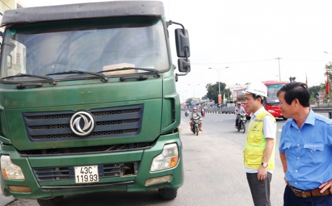 Cục trưởng QLĐB III “xuống đường”, xử nghiêm xe quá tải - Ảnh 3.