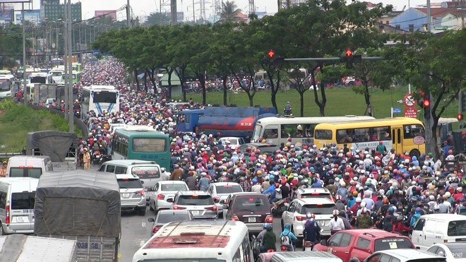 Đường về miền Tây ngập nửa mét, biển người kẹt cứng lội nước bì bõm - Ảnh 3.