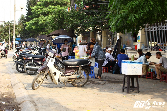 Hà Nội: Ngang nhiên tái chiếm vỉa hè, ăn cắp lòng đường, tấp nập buôn bán - Ảnh 4.