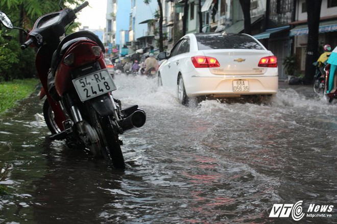 Mưa trắng trời Sài Gòn, hàng loạt tuyến đường chìm trong biển nước - Ảnh 4.