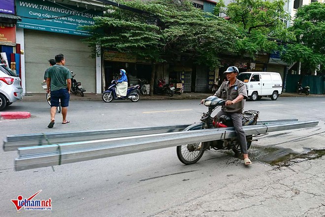 Tập đoàn xe xác ướp chở tôn dọc ngang trên phố Hà Nội - Ảnh 4.