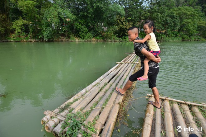 Lạng Sơn: Cô lập giữa ốc đảo, người dân thót tim qua cầu phao tạm bằng tre nứa - Ảnh 4.