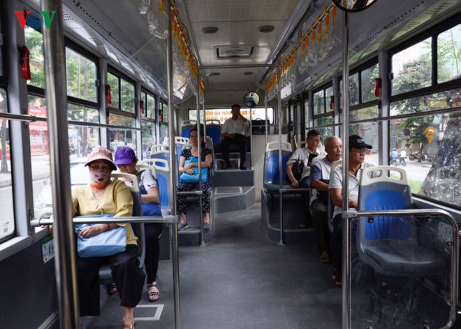 Giờ cao điểm, BRT Hà Nội không đến mức... quá tải - Ảnh 4.