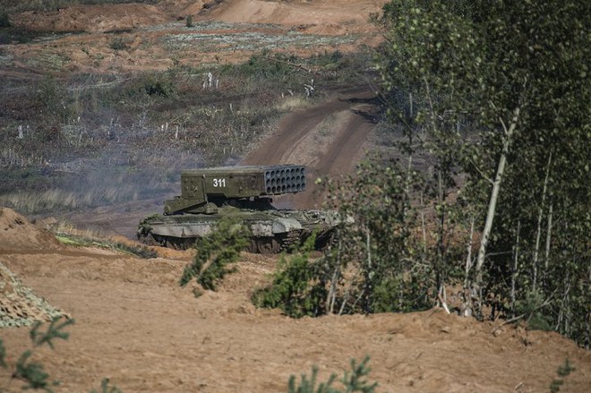 Dàn xe tăng thiết giáp dũng mãnh của Nga và Belarus trong tập trận Zapad-2017 - Ảnh 4.