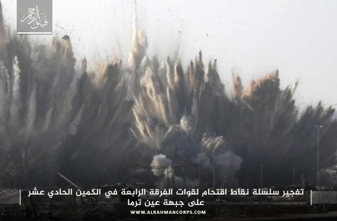QĐ Syria thiệt hại nặng sau vụ nổ khủng khiếp ở Damascus: Khủng bố IS đánh như đặc công - Ảnh 4.