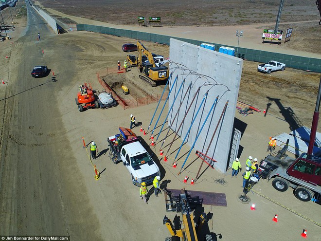 Lộ diện nguyên mẫu bức tường biên giới Mỹ - Mexico - Ảnh 3.