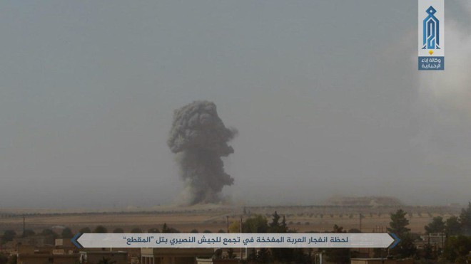 NÓNG: QĐ Syria tháo chạy ở bắc Hama, khủng bố bắt sống 1 xe tăng T-72 và 2 xe chiến đấu - Ảnh 4.