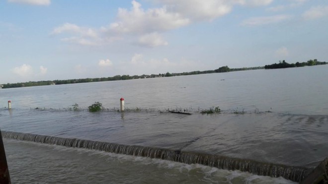 Hình ảnh nước ngập trắng vùng sau sự cố vỡ đê ở Hà Nội - Ảnh 4.