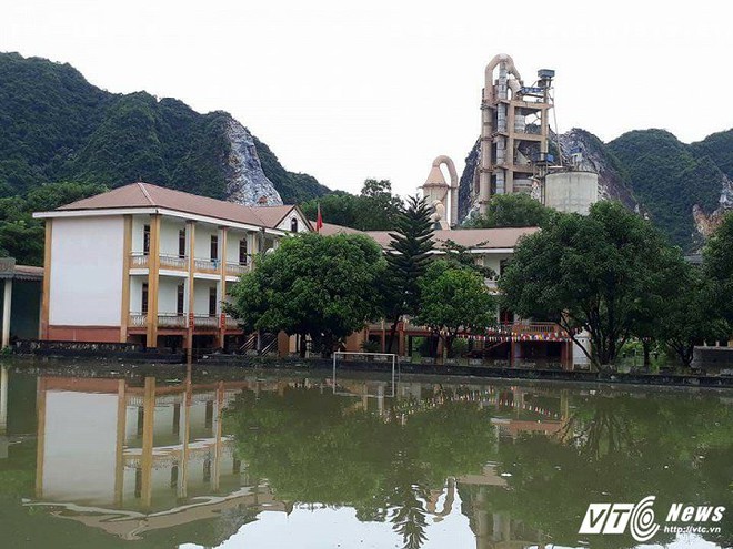Ảnh: Nước ngập mái nhà, bủa vây trường học ở Nghệ An - Ảnh 3.
