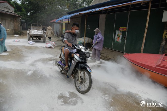 Người dân Chương Mỹ dọn dẹp làng xóm, khử trùng sau ngập lụt - Ảnh 4.