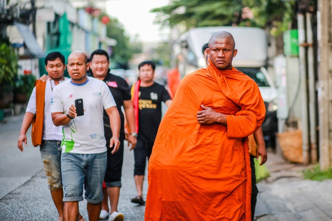 Thánh Muay Thái Buakaw quét chùa, đi khất thực được cảnh sát hộ tống - Ảnh 4.