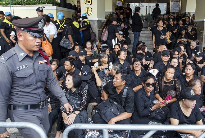 Hàng ngàn người Thái Lan mang ảnh, đội mưa chờ tiễn biệt nhà vua Bhumibol Adulyadej - Ảnh 3.