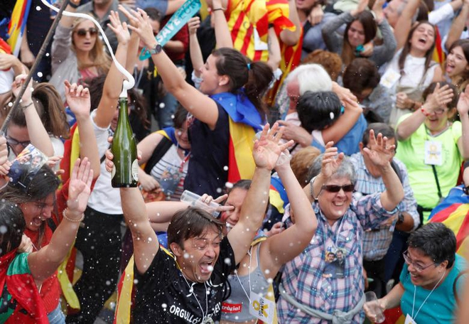 Ảnh: Catalan tuyên bố độc lập, hàng vạn người dân đổ ra đường ăn mừng - Ảnh 4.