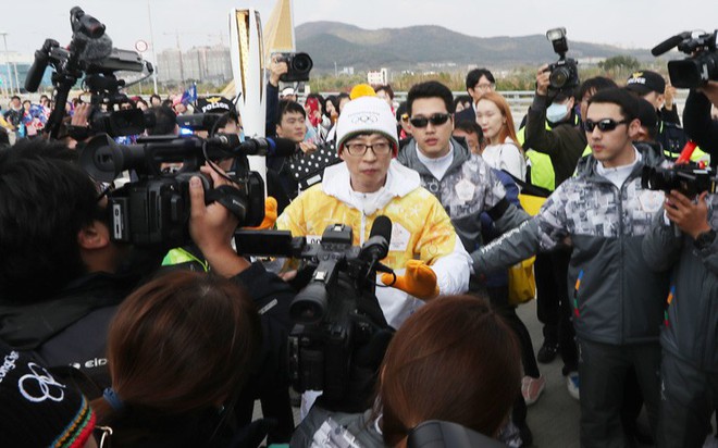 Suzy đẹp rạng ngời bên cạnh Yoo Jae-suk trong lễ rước đuốc Olympic mùa Đông 2018 - Ảnh 4.