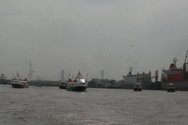 Cứu hành khách đi tàu bị rơi xuống sông Sài Gòn - Ảnh 3.