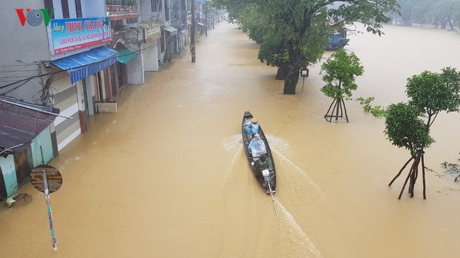 Người dân Huế chèo thuyền, đánh cá trên đường phố trong ngày mưa lũ - Ảnh 4.