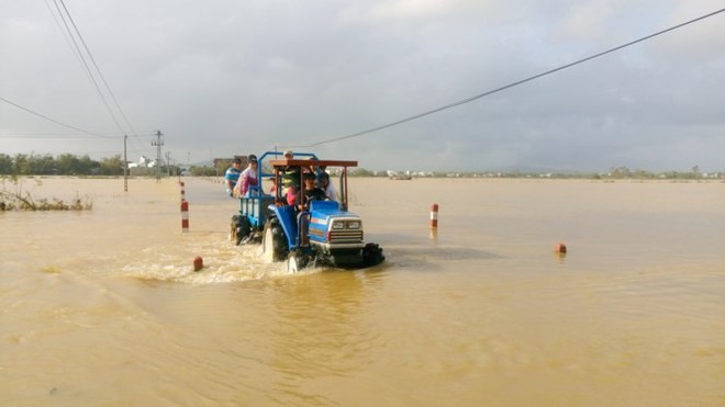 Bên trong vùng nước lũ bao vây ở Bình Định - Ảnh 4.