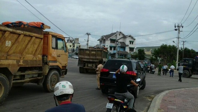 Tài xế tiếp tục dùng tiền lẻ mua vé qua trạm BOT ở Bình Định - Ảnh 2.