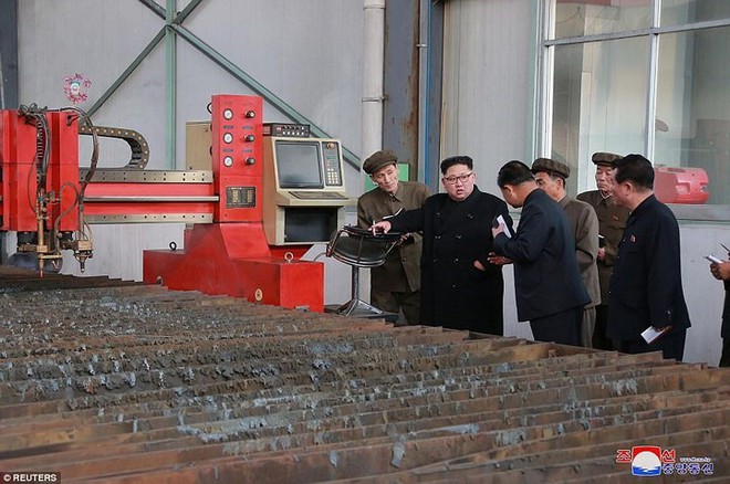 Ảnh độc: Ông Kim Jong-un tươi cười lái ngựa thép - Ảnh 4.