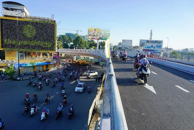 Thêm cầu vượt ‘giải cứu’ cửa ngõ Tân Sơn Nhất thông xe - Ảnh 4.