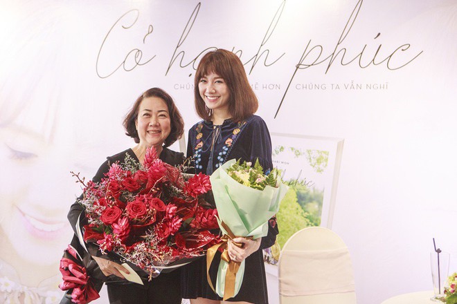 Mẹ Trấn Thành xúc động khi được con dâu Hari Won tổ chức sinh nhật bất ngờ - Ảnh 4.
