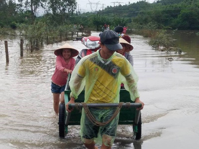 Chở xe qua đoạn lũ kiếm tiền triệu - Ảnh 4.