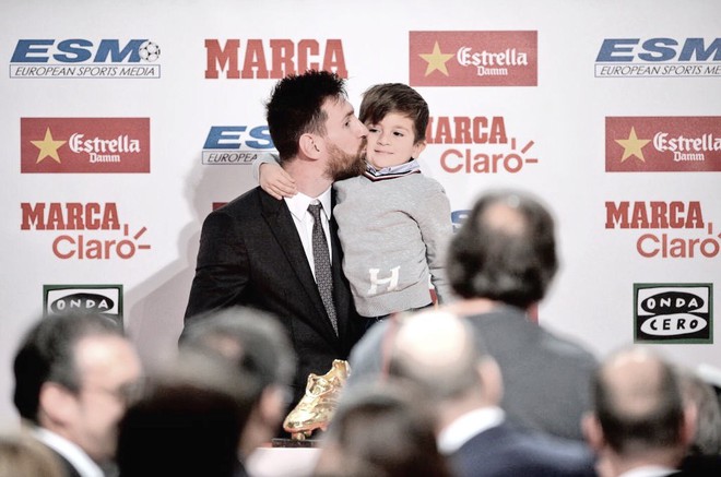 Con trai Messi phùng má siêu dễ thương, cùng cha nhận giải Chiếc giày vàng - Ảnh 4.