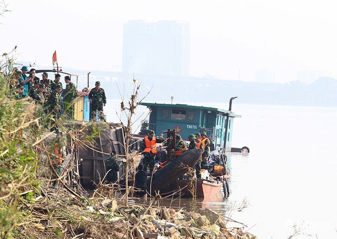 Cận cảnh quả bom ở chân cầu Long Biên nặng 1350kg vừa được huỷ nổ - Ảnh 4.