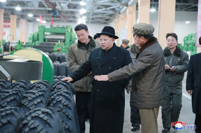 Ông Kim Jong-un thăm nhà máy sản xuất lốp đặc chủng cho bệ phóng tên lửa vươn đến Washington - Ảnh 4.