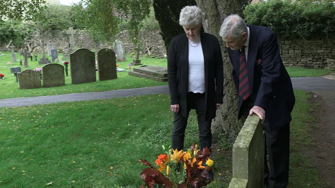 Chuyện về những bó hoa bí ẩn được đặt trước mộ của cậu bé 12 tuổi xấu số suốt 70 năm - Ảnh 4.