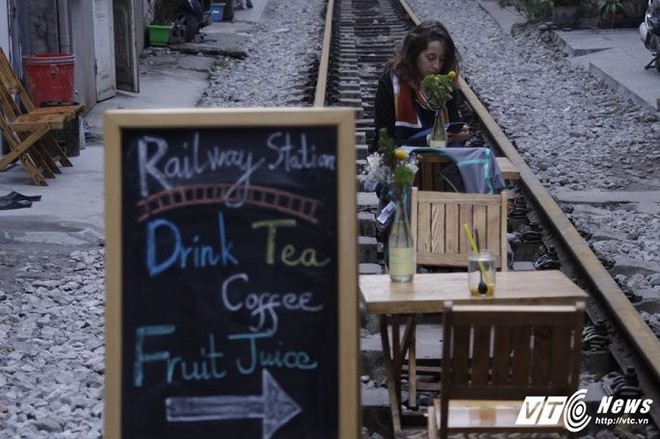 Ảnh: Khách nước ngoài thích thú ngồi uống cà phê trên đường ray tàu hỏa ở Hà Nội - Ảnh 4.