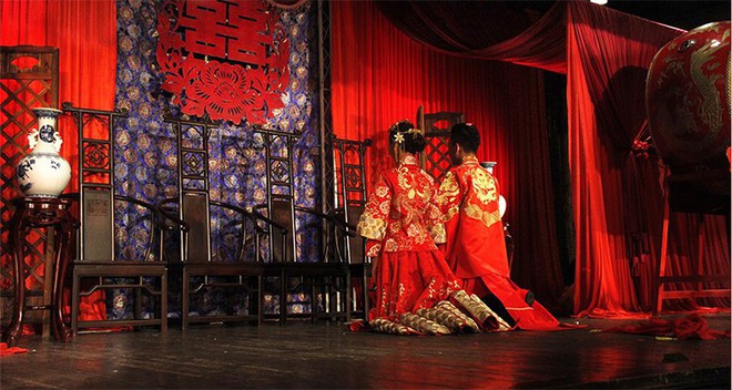 Trung Quốc: Chú rể hôn phù dâu ngấu nghiến dưới nền đất, cô dâu ngồi trên giường cười khoái chí - Ảnh 5.