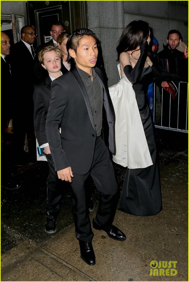 Pax Thiên diện suit lịch lãm, ra dáng người đàn ông chững chạc hộ tống Angelina Jolie tại sự kiện - Ảnh 4.