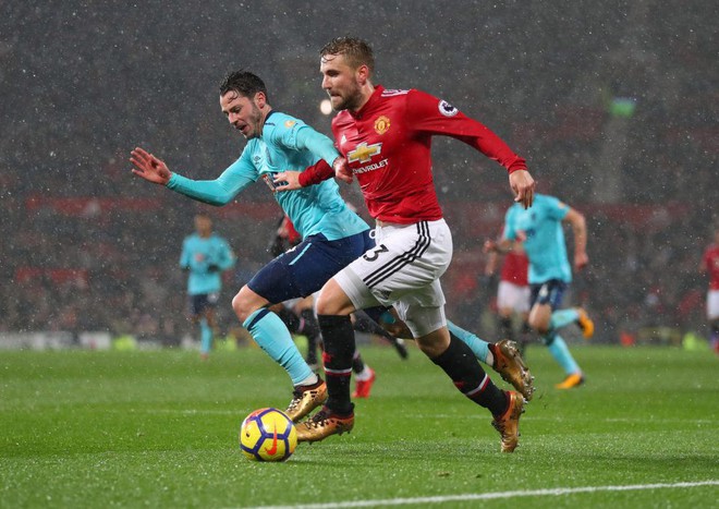 Luke Shaw đưa bạn gái đi chọn nhẫn đính hôn - Ảnh 4.