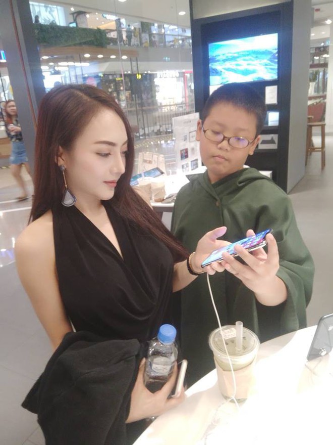 Được đi chơi Giáng sinh với người mẫu nóng bỏng, học sinh tiểu học tặng ngay iPhone X cho bạn gái - Ảnh 4.