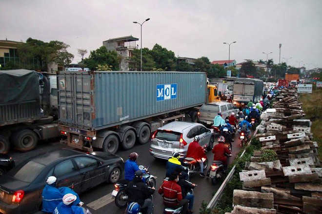 Hà Nội: Người dân tiếp tục về quê nghỉ Tết Dương lịch, đường cao tốc quốc lộ 5 ùn tắc kéo dài hàng km - Ảnh 3.